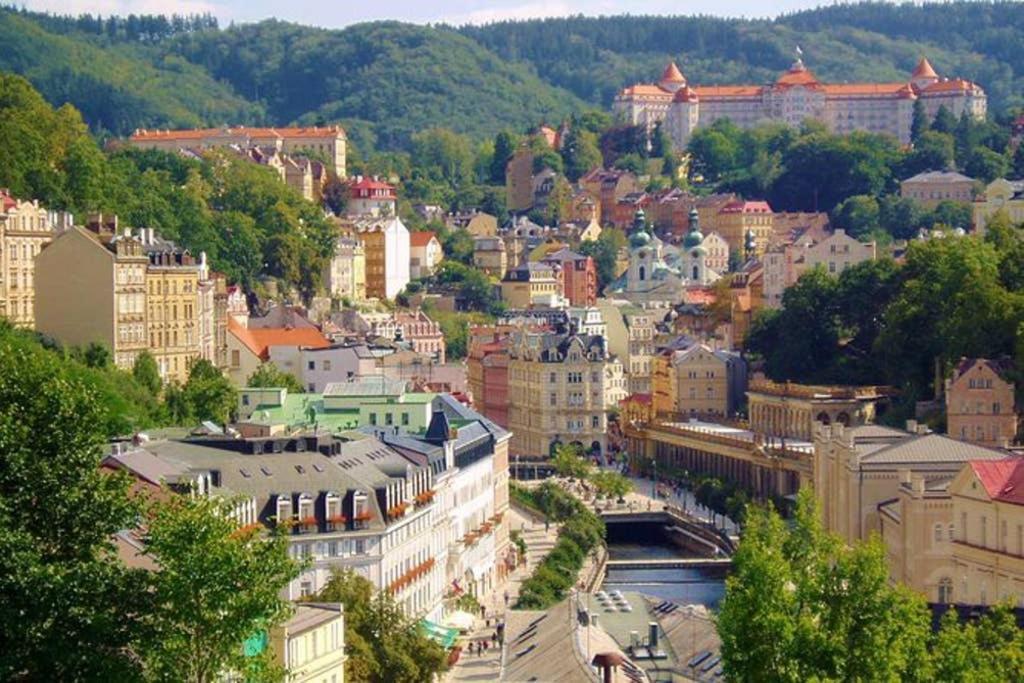 Suite With Back Garden Karlovy Vary Kültér fotó